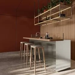 Cocina con pared y mobiliario en tono Burdeos