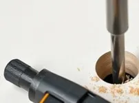 Broca realizando una perforación precisa en un tablero