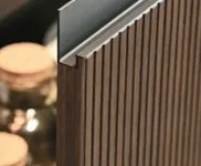 Detalle de ranuras verticales mecanizadas en un panel de madera